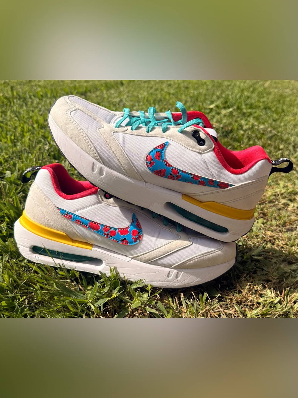 Nike Air Low Top Lace Up Athletic Sneakers White Floral Logo 8.5 women / 7 youth